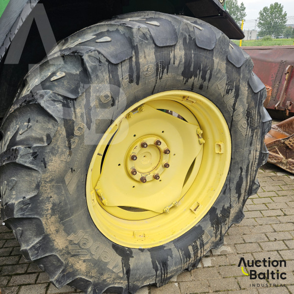 John Deere 6810