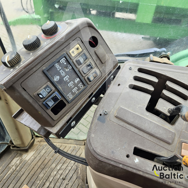 John Deere 6810