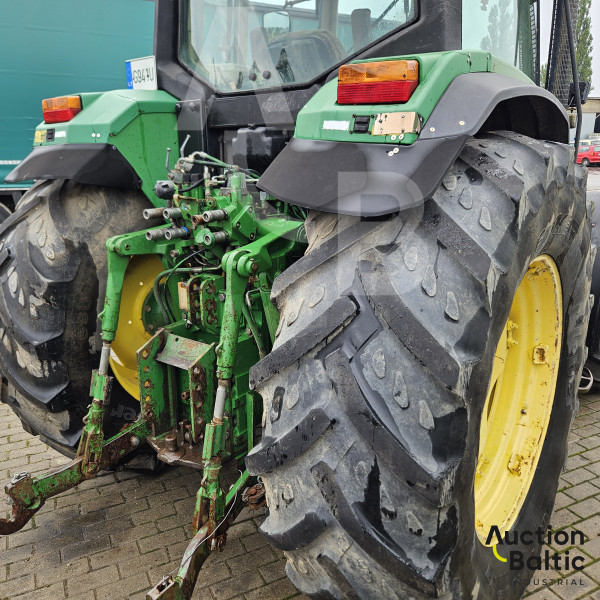 John Deere 6810