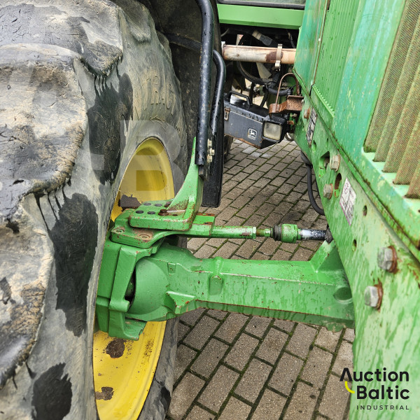 John Deere 6810