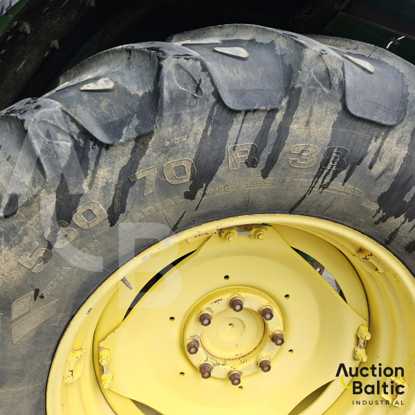 John Deere 6810
