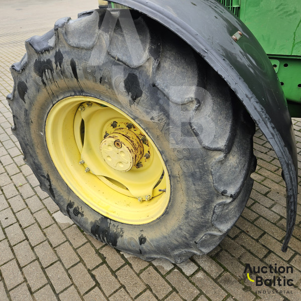 John Deere 6810