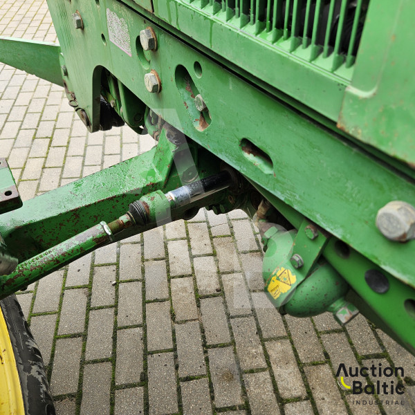 John Deere 6810