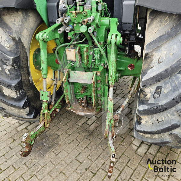 John Deere 6810
