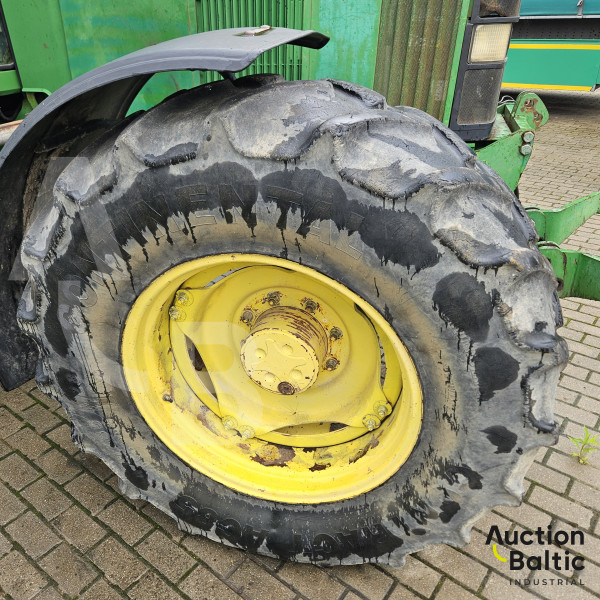 John Deere 6810