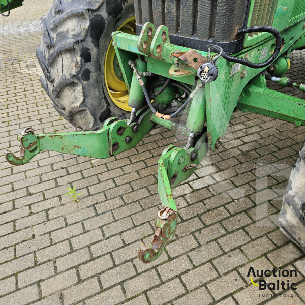 John Deere 6810