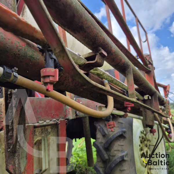 Self-propelled sprayer