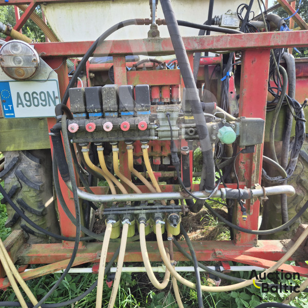 Self-propelled sprayer