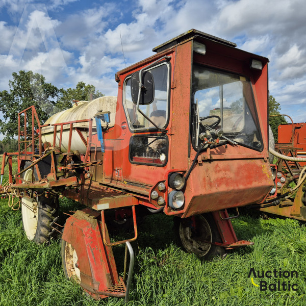 Self-propelled sprayer