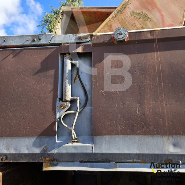 Tipper truck cargo part with frame and cylinder