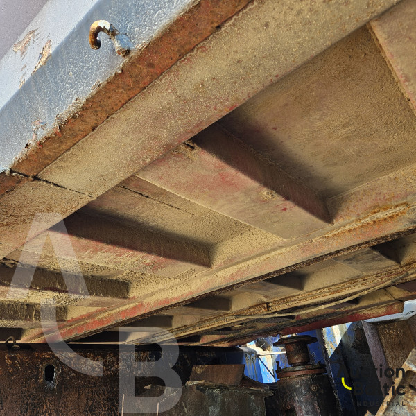 Tipper truck cargo part with frame and cylinder