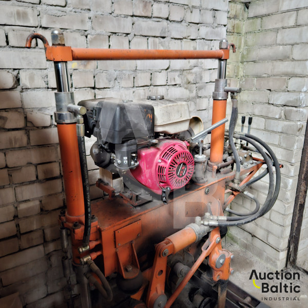 Sleeper tamping machine