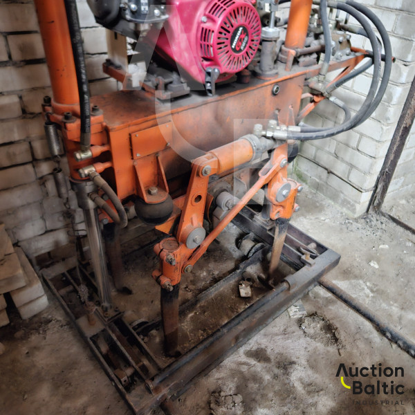 Sleeper tamping machine