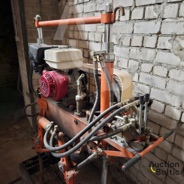 Sleeper tamping machine