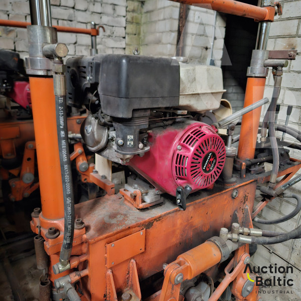 Sleeper tamping machine