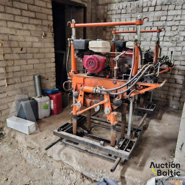 Sleeper tamping machine