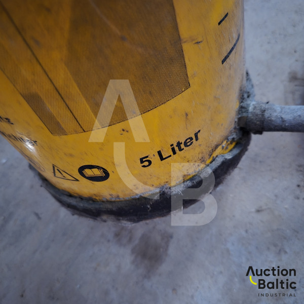 Spraying equipment