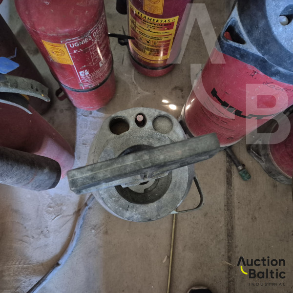 Spraying equipment