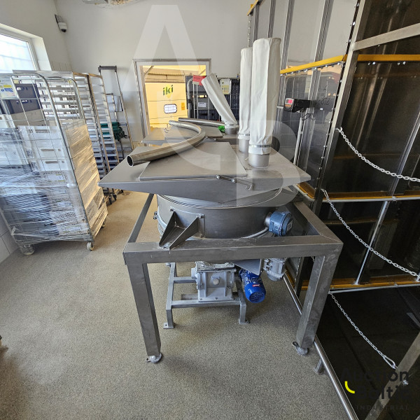 Dry powder screeners