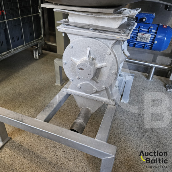 Dry powder screeners