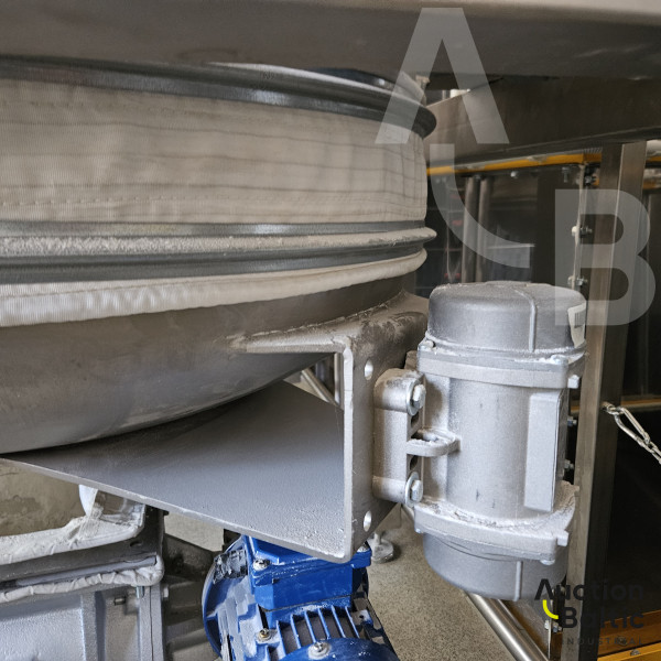 Dry powder screeners