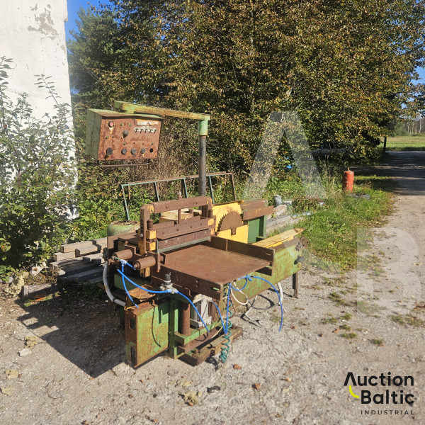 Wood finger jointing machine