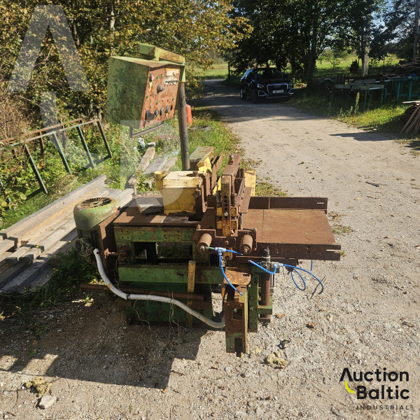 Wood finger jointing machine