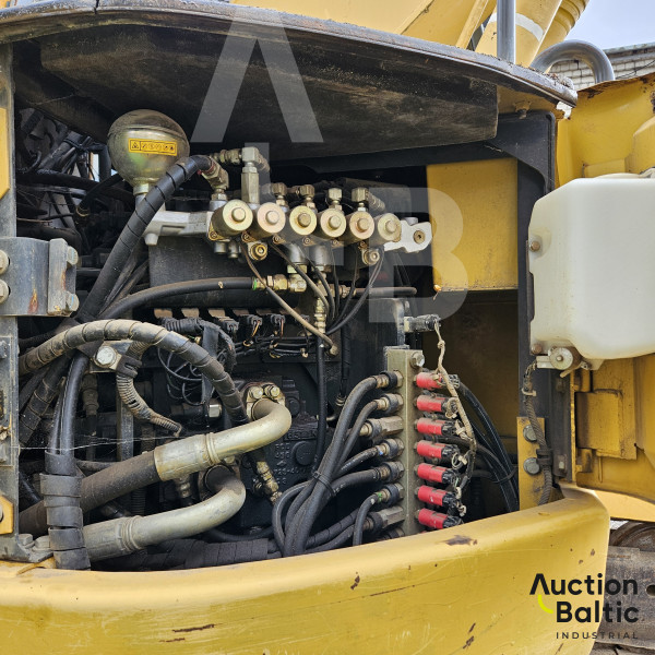 Komatsu PC228USLC-3N0