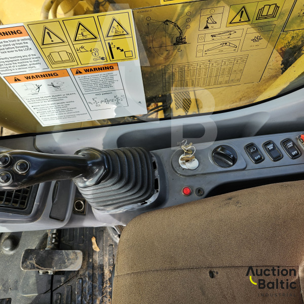 Komatsu PC228USLC-3N0