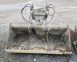 Tilting ditch cleaning bucket