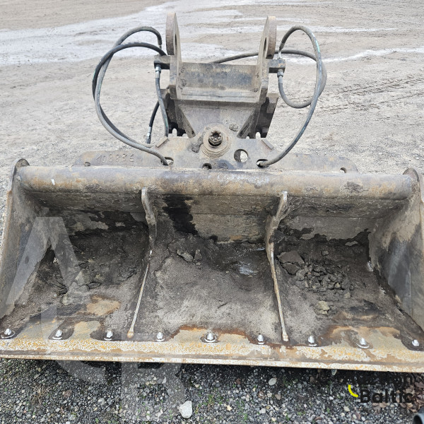 Tilting ditch cleaning bucket