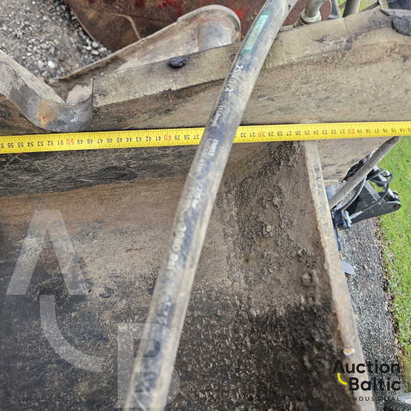 Tilting ditch cleaning bucket