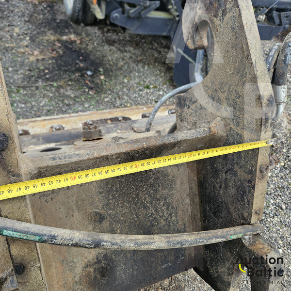 Tilting ditch cleaning bucket