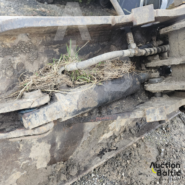 Tilting ditch cleaning bucket