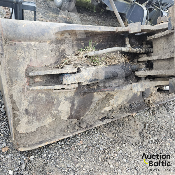 Tilting ditch cleaning bucket