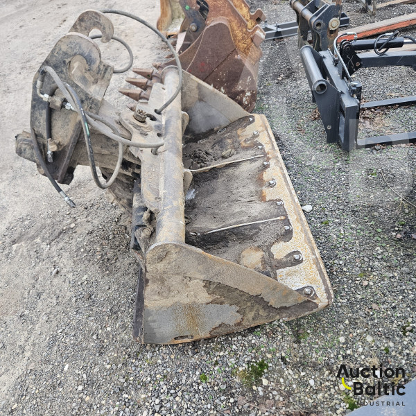 Tilting ditch cleaning bucket