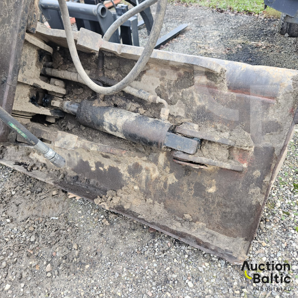 Tilting ditch cleaning bucket