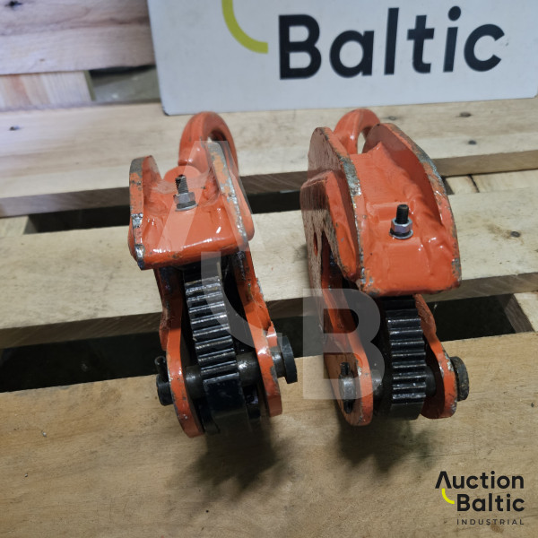 Metal sheet lifting device