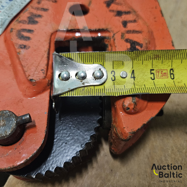 Metal sheet lifting device