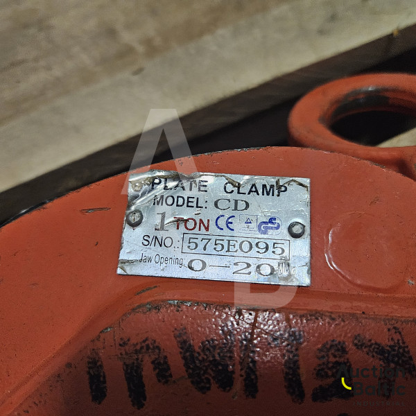 Metal sheet lifting device