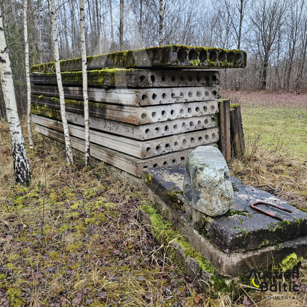 8 pieces wall panels and 8 pieces ceiling panels