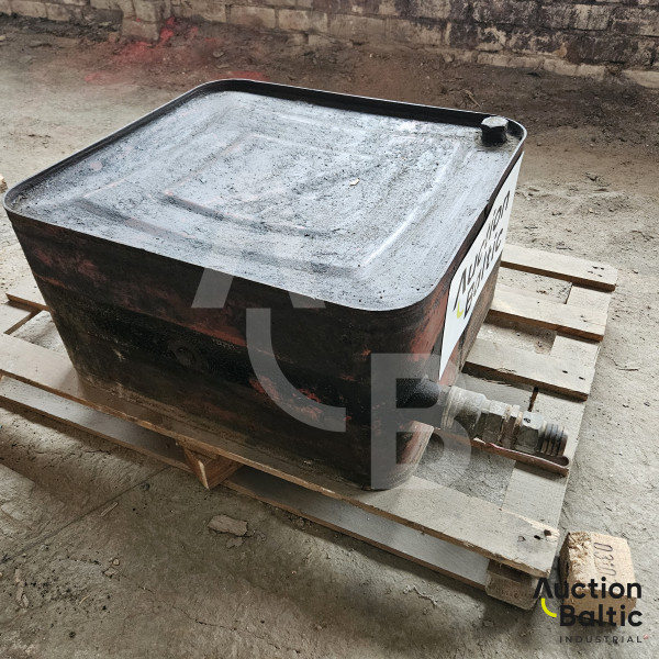 Hydraulic oil tank