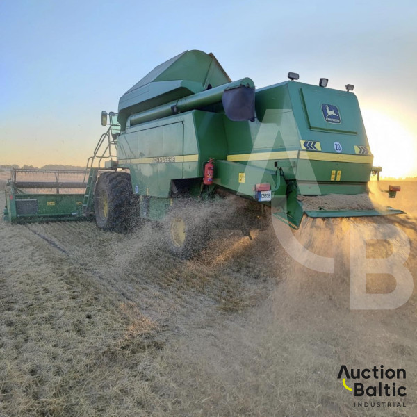 John Deere 2266