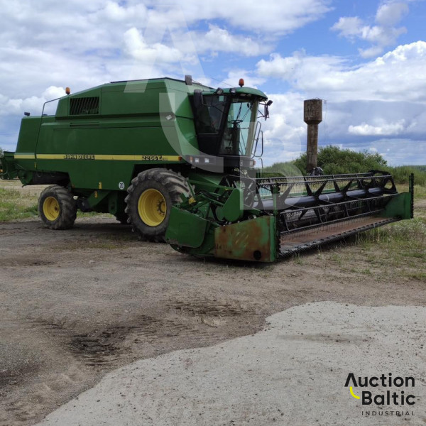 John Deere 2266