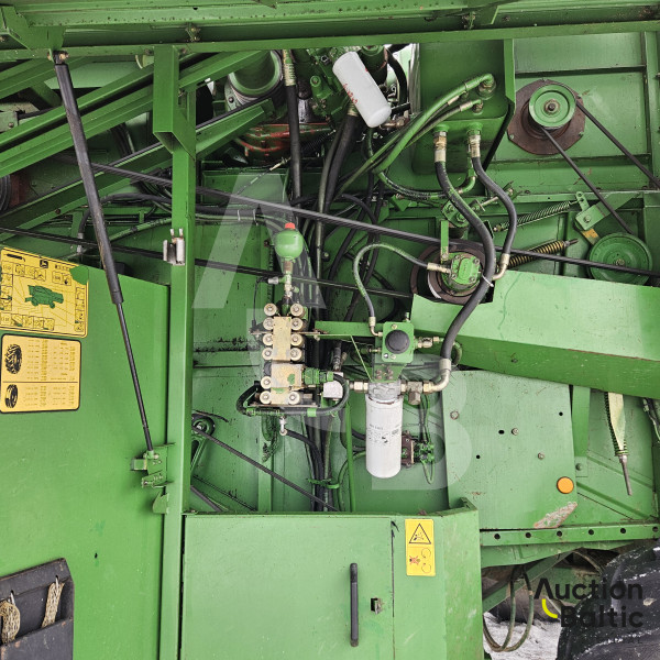 John Deere 2266