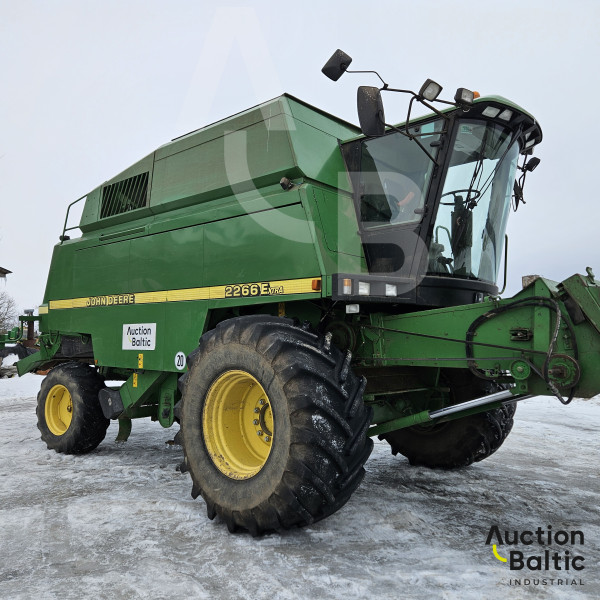 John Deere 2266