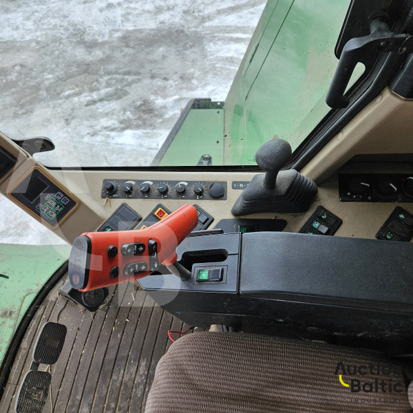 John Deere 2266
