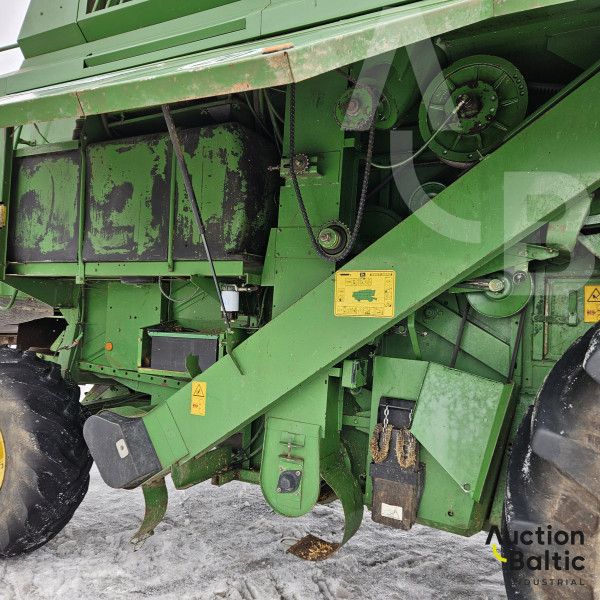 John Deere 2266