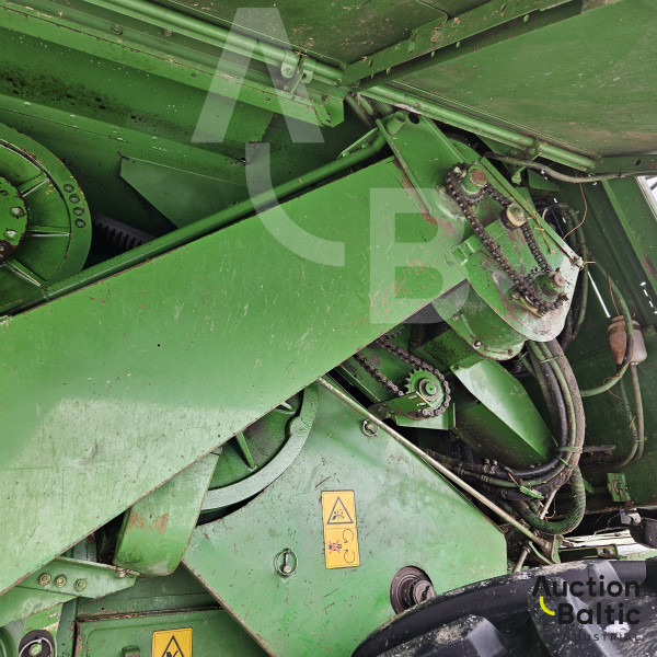 John Deere 2266
