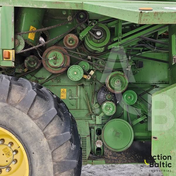 John Deere 2266